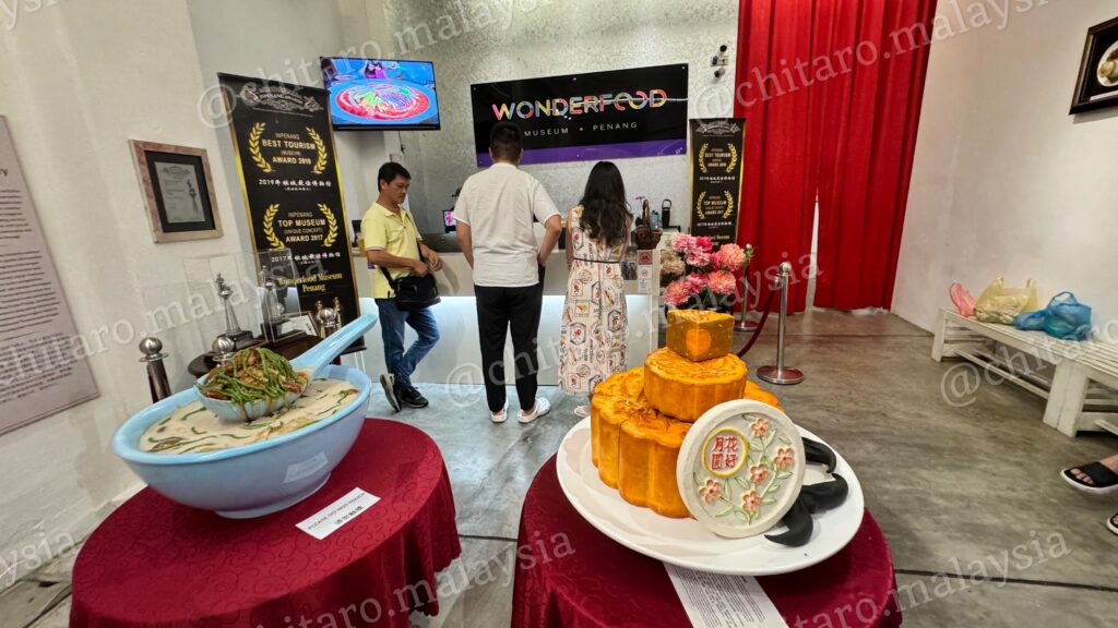 Wonderfood Museumのチケットカウンター。右奥の赤いカーテンの先に展示が広がる
